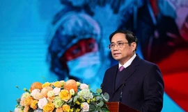 Thủ tướng: Khẩn trương đề xuất ban hành chính sách đặc thù đối với nhân viên y tế