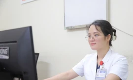 Nữ bác sĩ bị tấm kính ở quán cà phê đâm liệt nửa người đã đi làm trở lại