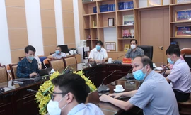 PGS.TS Lương Ngọc Khuê, Cục trưởng Cục Quản lý Khám chữa bệnh- Phó Trưởng tiểu ban điều trị chủ trì buổi hội chẩn điều trị bệnh nhân COVID-19 nặng