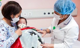 Bệnh nhi đang điều trị tại BV Nhi Trung ương. Ảnh: BVCC