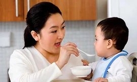 Mẹo giảm bớt trào ngược khi cho trẻ ăn