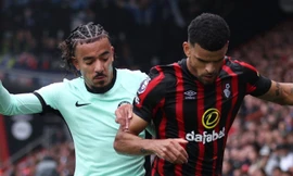 Gusto và Solanke trong một pha tranh chấp.