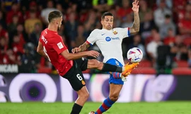 Joao Cancelo trong một tình huống tranh chấp với cầu thủ Mallorca.