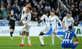 Real Madrid ăn mừng chiến thắng trước Alaves ở lượt đi.