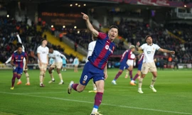 Lewandowski ăn mừng bàn thắng.