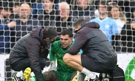 Ederson dính chấn thương trong trận đấu với Liverpool.