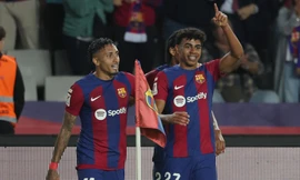 Yamal ăn mừng bàn thắng cùng đồng đội.