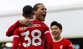 Các cầu thủ Liverpool ăn mừng sau khi giành chiến thắng trước Fulham.