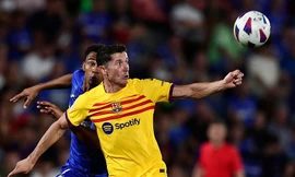 Lewandowski trong một pha tranh chấp với cầu thủ Getafe.
