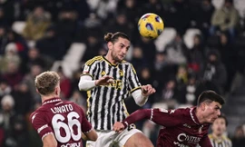 Tiền vệ Rabiot trong một pha tranh chấp trên không.