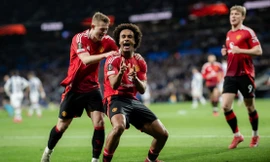 Chelsea thắng nhọc nhằn, Man United đánh rơi chiến thắng
