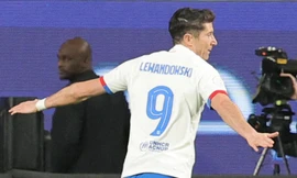 Lewandowski ghi bàn mở tỷ số cho Barcelona.