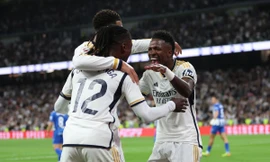 Vinicius ăn mừng cùng Camavinga và Bellingham.