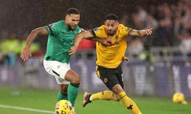 Tiền đạo Cunha trong một pha tranh chấp 