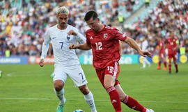 Griezmann trong một pha tranh chấp với cầu thủ Gibraltar