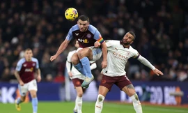 Walker và McGinn trong một pha tranh chấp trên không