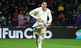 Vlahovic ăn mừng khi ghi bàn thắng quyết định giúp Juventus lội ngược dòng.