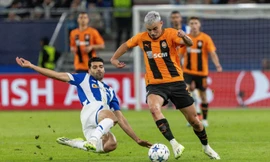 Tiền đạo Taremi trong một pha tranh chấp với cầu thủ Shakhtar Donetsk.