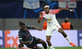 Doku tranh chấp với 2 cầu thủ Leipzig