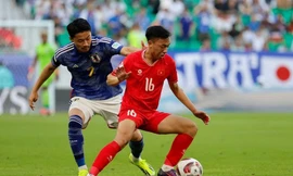 Thái Sơn đối đầu với cầu thủ Nhật Bản. 