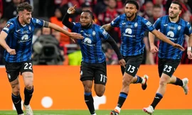 Lookman ăn mừng cùng các đồng đội sau khi ghi bàn.