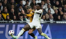 Vinicius trong một pha tranh chấp với 1 cầu thủ bên phía Rayo Vallecano