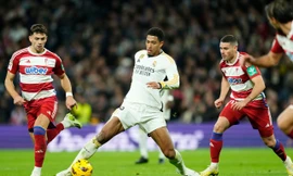 Jude Bellingham và các cầu thủ Granada.