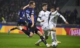 Tiền vệ Frattesi tung cú dứt điểm về phía khung thành Real Sociedad. 