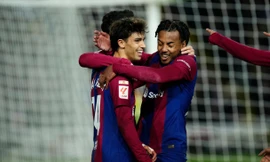 Joao Felix ăn mừng cùng các đồng đội sau khi chọc thủng lưới đội bóng chủ quản.