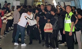 HLV Shin Tae-yong cùng các học trò được chào đón nồng nhiệt ở sân bay.