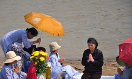 Tạm ngừng tìm kiếm thi thể nạn nhân bị bác sĩ ném xuống sông