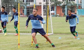 Tiền đạo Cristian Gonzales (sinh năm 1976 gốc Uruguay) góp mặt trên hàng công của ĐT Indonesia. Ảnh: VSI.