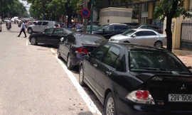 Đoạn gần cửa Ngân hàng BIDV trên phố Trần Hưng Đạo đỗ xe hết sức lộn xộn, lấn chiếm vỉa hè. Ảnh: Minh Tuấn