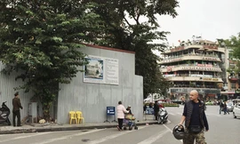 Mảnh đất dự kiến xây dựng Trung tâm thông tin vẫn đang được rào kín. Ảnh: Vnexpress