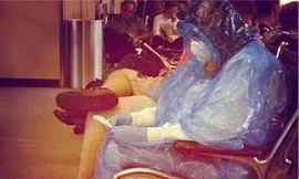 Sợ Ebola, hành khách Mỹ mặc áo mưa đợi máy bay
