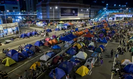 Lều của người biểu tình giăng kín đường dẫn vào quận trung tâm Hong Kong. Ảnh: SCMP