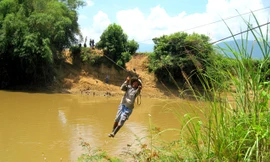 Giao thông thủy Tây Nguyên: Dân vẫn phải đu cáp