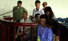 Kết thúc buổi xét xử, các bị cáo đang chờ được áp giải về trại tạm giam (bị cáo Sơn mặc áo trắng cộc tay, ngồi ngoài cùng phía trái)