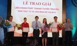 Ông Hồ Quang Lợi (thứ ba, từ trái sang) - Trưởng ban Tuyên giáo Thành ủy trao giải thưởng tại liên hoan
