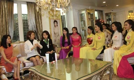 Các thí sinh được chuyên gia của Viện tư vấn.