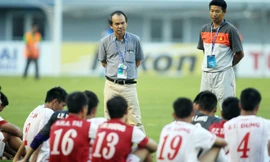 Bầu Đức (đứng, áo sơ mi) sẽ lánh mặt khỏi khu kỹ thuật đội U19 VN nhằm giúp các cầu thủ ổn định tâm lý. Ảnh: VSI