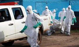 Các nhân viên Y tế đang chuẩn bị chôn cất 1 người chết vì Ebola ở khu vực Liberia. Ảnh: EPA