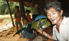 Ông Hồ Văn Mười và gia đình sống trong lo sợ vì voi về đến tận sân nhà