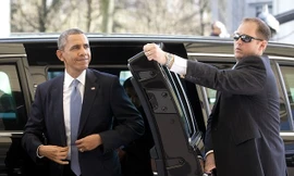 Mật vụ Mỹ bảo vệ Tổng thống Obama rời xe. Ảnh: Getty