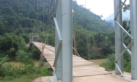 Cầu treo xã Trung Xuân, huyện Quan Sơn (Thanh Hóa) đang bị nhiều lỗi kỹ thuật, chưa xây dựng xong, nhưng người dân vẫn qua lại trên cầu. Ảnh: Hoàng Lam