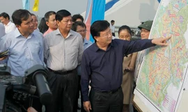 Bộ trưởng Xây dựng và lãnh đạo TP Hà Nội kiểm tra tại hiện trường cầu Nhật Tân