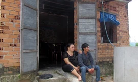 Bà Cẩm và anh Lượng ở nhà ông Nén, tháng 9/2014