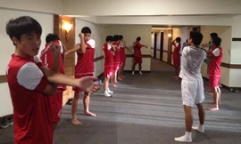 Các cầu thủ tập nhẹ ngay tại khách sạn ở Yangon chiều qua. Ảnh: NP