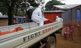 Nhân viên y tế làm việc tại vùng dịch Ebola ở Liberia. Ảnh: Getty Images