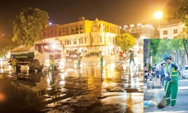 Công nhân của Cty Môi trường Đô thị làm sạch đường phố.